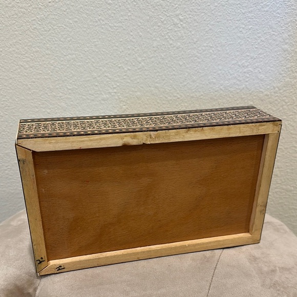 Intricate Decorative Tissue Box with Persian Motif - Picture 2 of 7